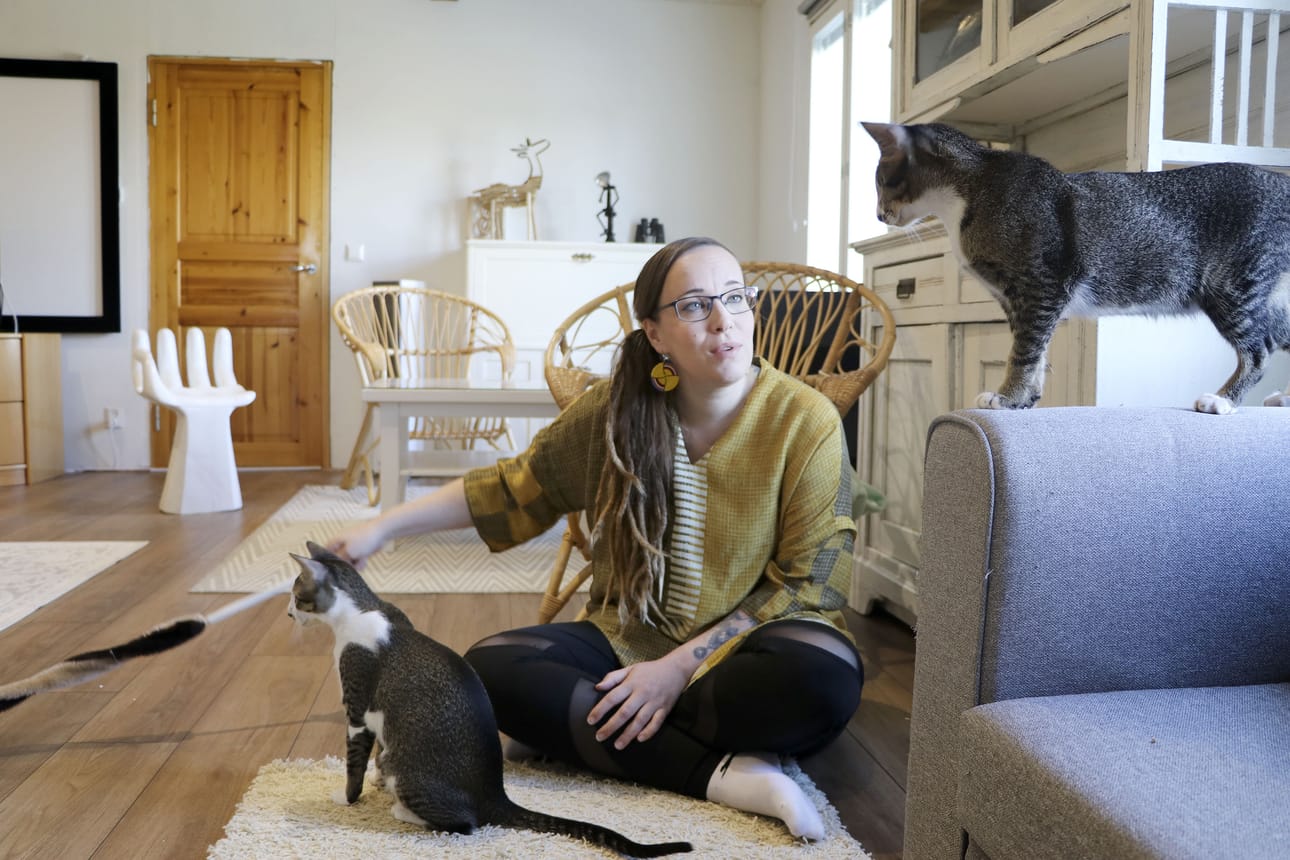 Elina Kataja toteutti "överiprojektiksi" nimittämänsä idean ja toi neljä intialaista katukissaa Vimpeliin. Matkan aiheuttaman väsymyksen selättämisen jälkeen pentunelikko on alkanut taas riehua entiseen malliin.