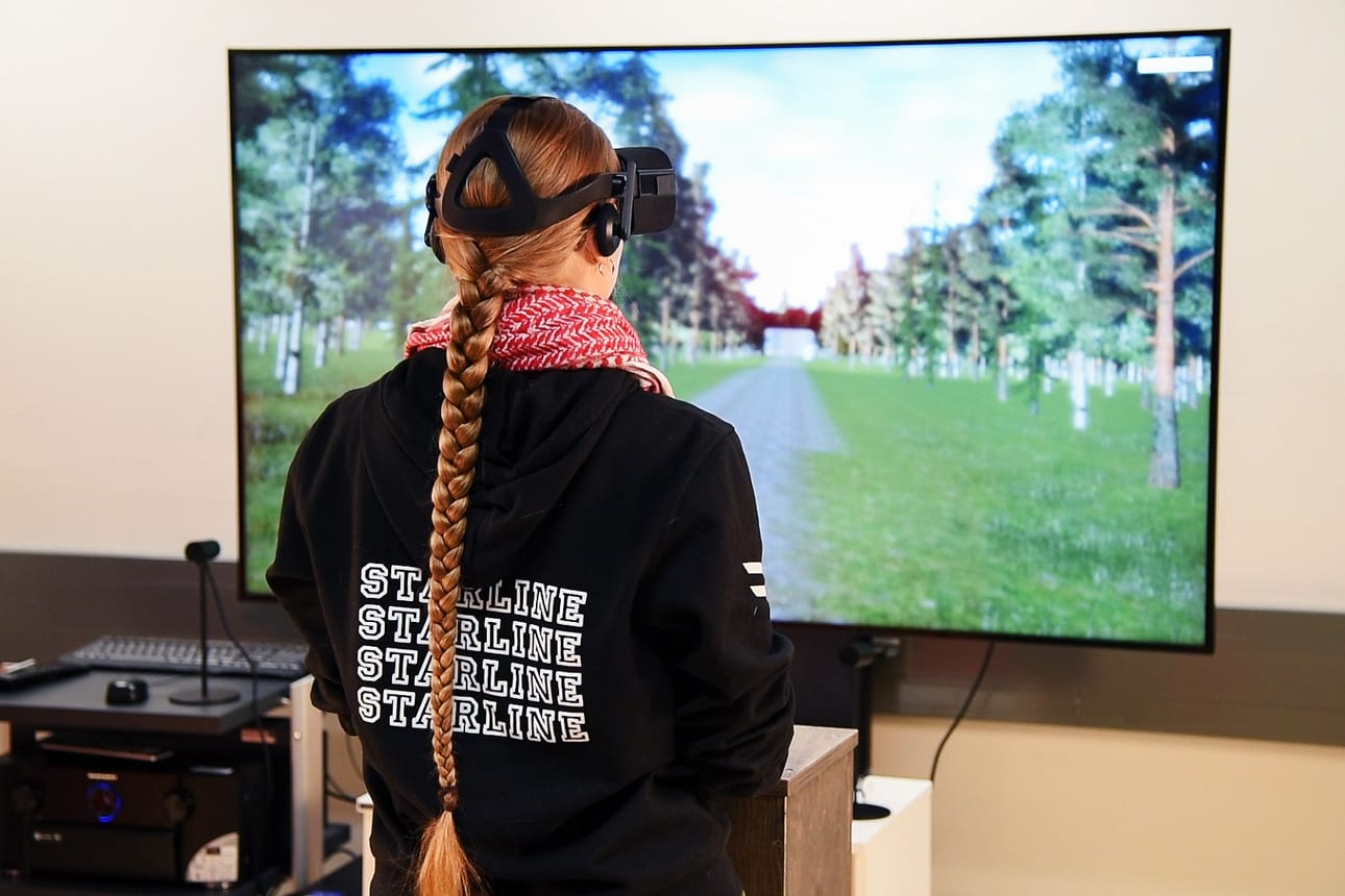 Sanni Mustonen kulkee virtuaalisesti vanhan Sallan saksalaisella sotilaushautausmaalla.
