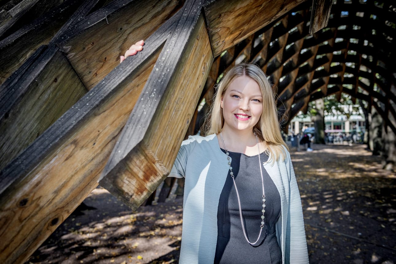 Janika Takatalo toimii meppi Henna Virkkusen avustajana Suomessa. Hän on aiemmin työskennellyt muun muassa silloisen opetusministeri Sanni Grahn-Laasosen eduskunta-avustajana.