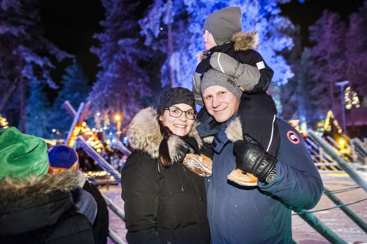Laura Selin, Sami ja Lenni Myllykoski Vantaalta olivat tulleet katsomaan Joulupukin lähtöä.