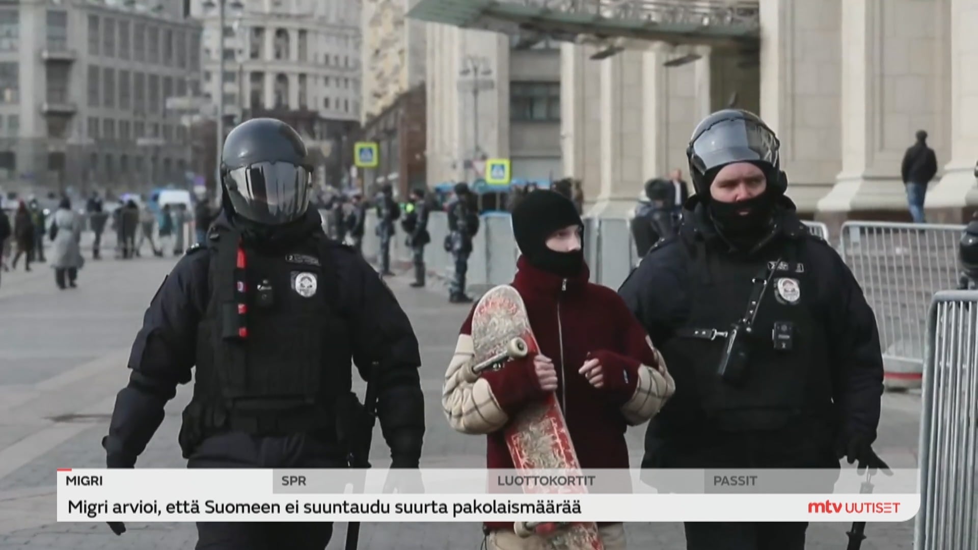 Venäjällä protesteja sotaa vastaan kymmenissä kaupungeissa – poliisi pidättänyt tuhansia ihmisiä