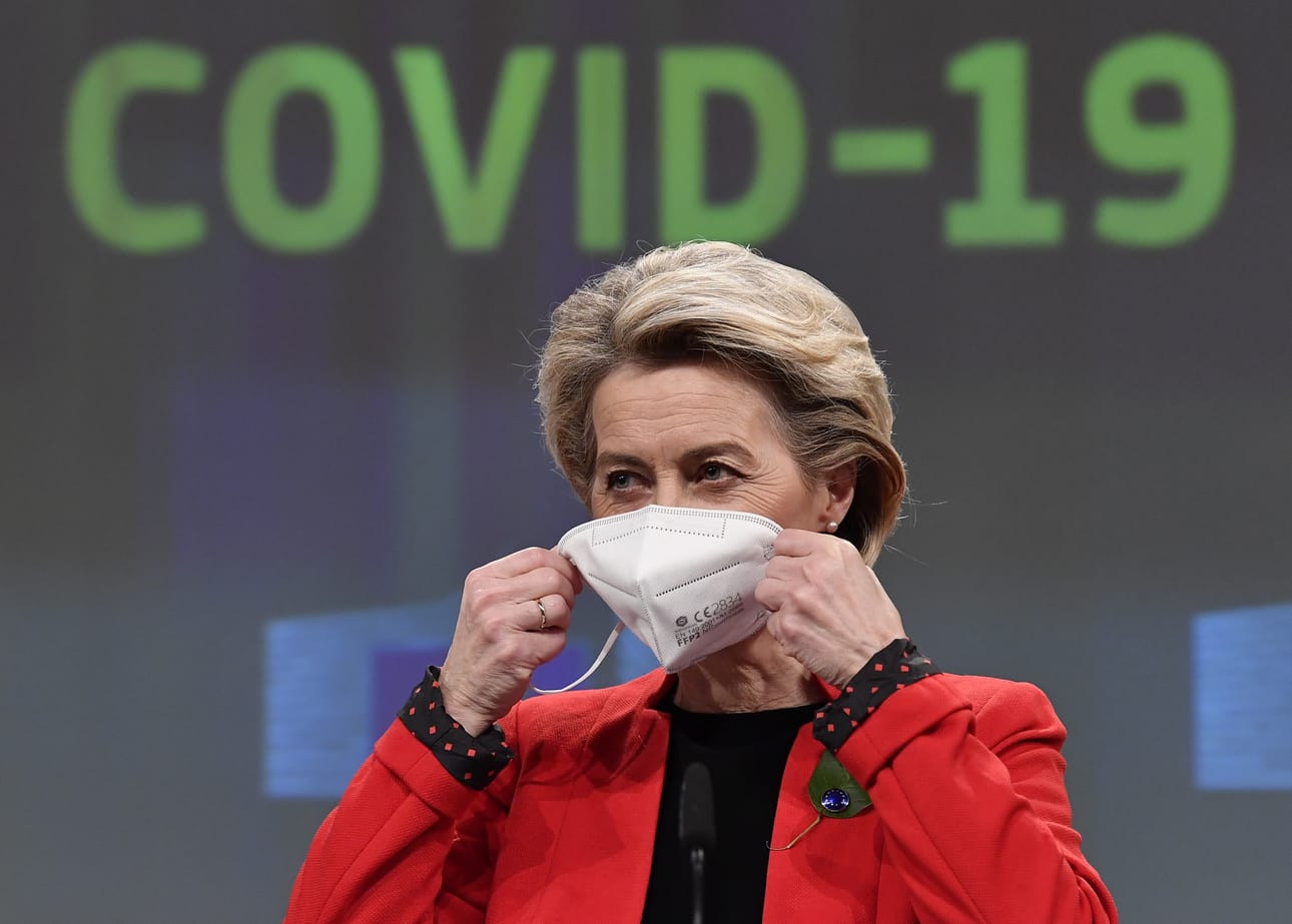 Euroopan komission puheenjohtaja Ursula von der Leyen asetteli FFP2-tason maskia. Arkistokuva.