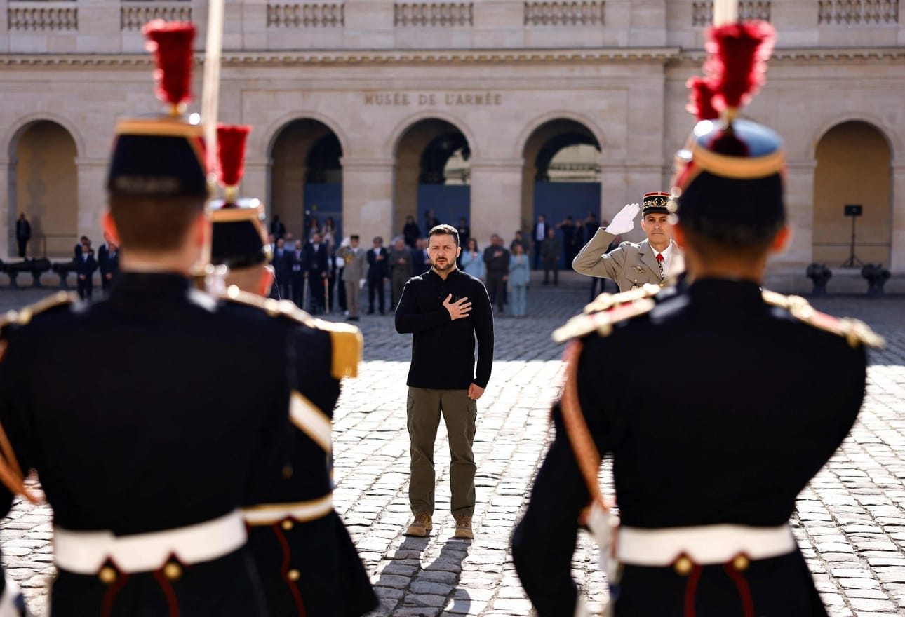 Ukrainan presidentti Volodymyr Zelenskyi kuunteli maansa kansallislaulua sotilaallisessa seremoniassa Pariisissa tänään. LEHTIKUVA/AFP