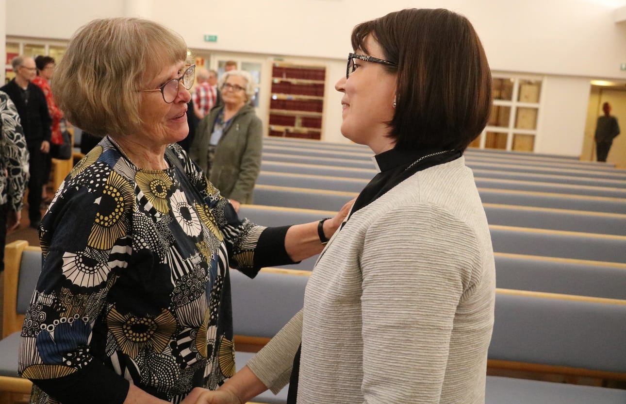 Vaalilautakuntaan kuuluva merijärvinen Kaija Eskola toivotti Eija Nivalan tervetulleeksi myös Merijärven kappeliseurakunnan kirkkoherraksi.