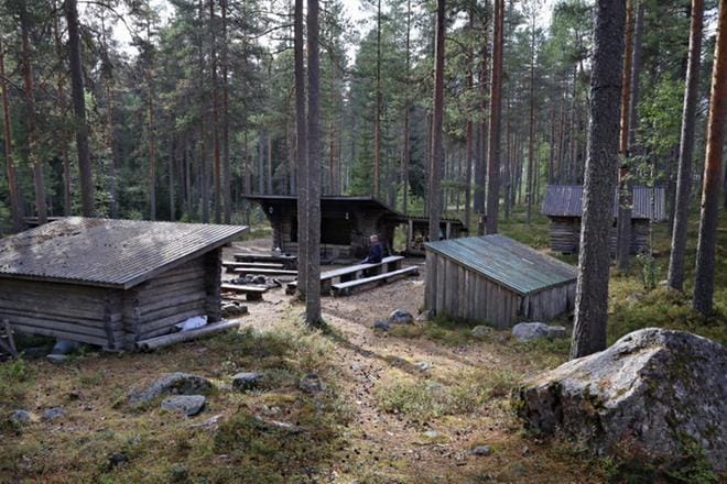 Heikki Kalajaisen laavutukikohta on pureutunut mäelle kuivaan ja kivikkoiseen männikkömaastoon.