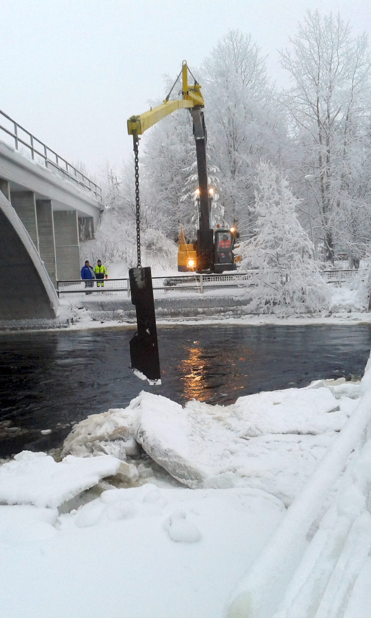 Taivalkoskella on vaikea jäätilanne.