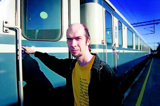 Kuopio kutsuu. Harri Holtinkoski hyppäsi perjantaina junaan, joka kuljetti hänet tavoittelemaan lavarunouden Suomenmestaruutta.