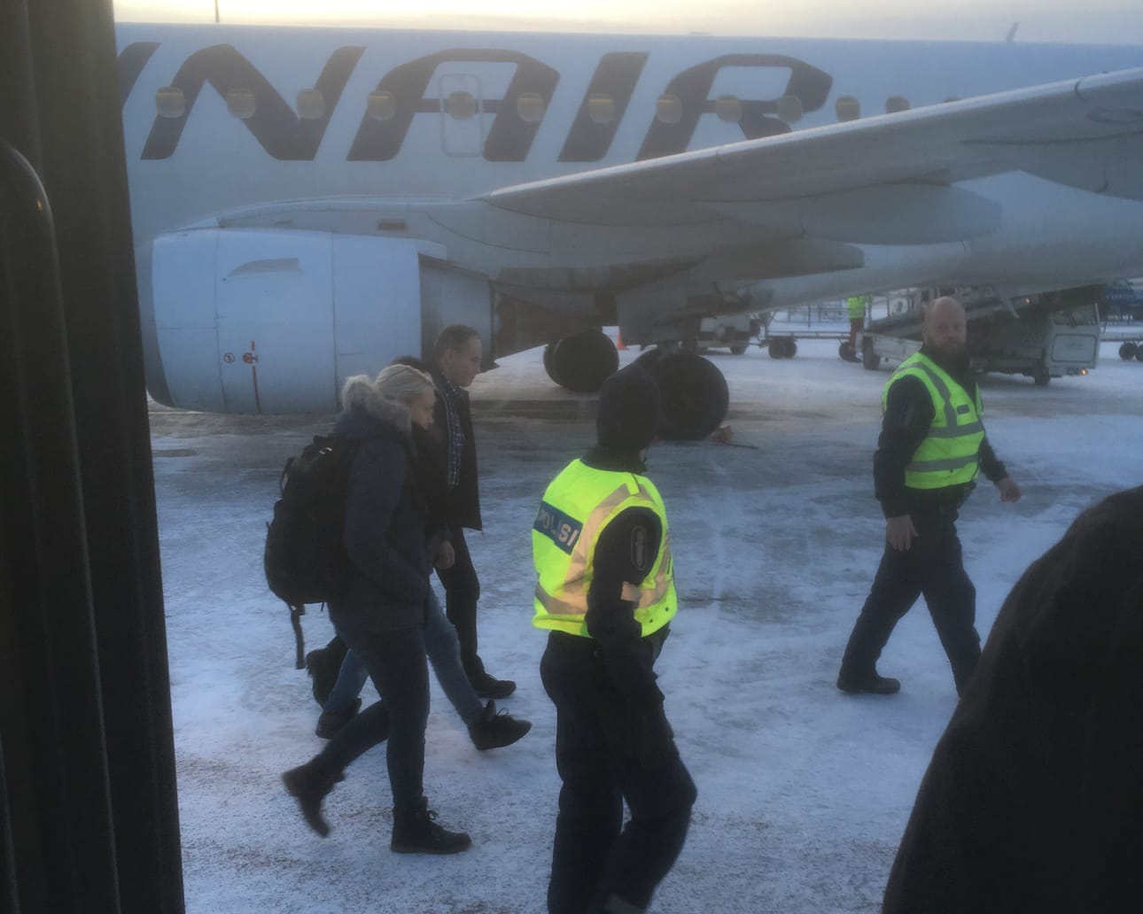 Frankfurt-Helsinki -lennolla ollut silminnäkijä kertoo Kalevalle, että siviiliasuiset poliisit saattoivat heidän välissään kävelleen miehen Finnairin koneesta ja yhteen vastassa olleista poliisiautoista.