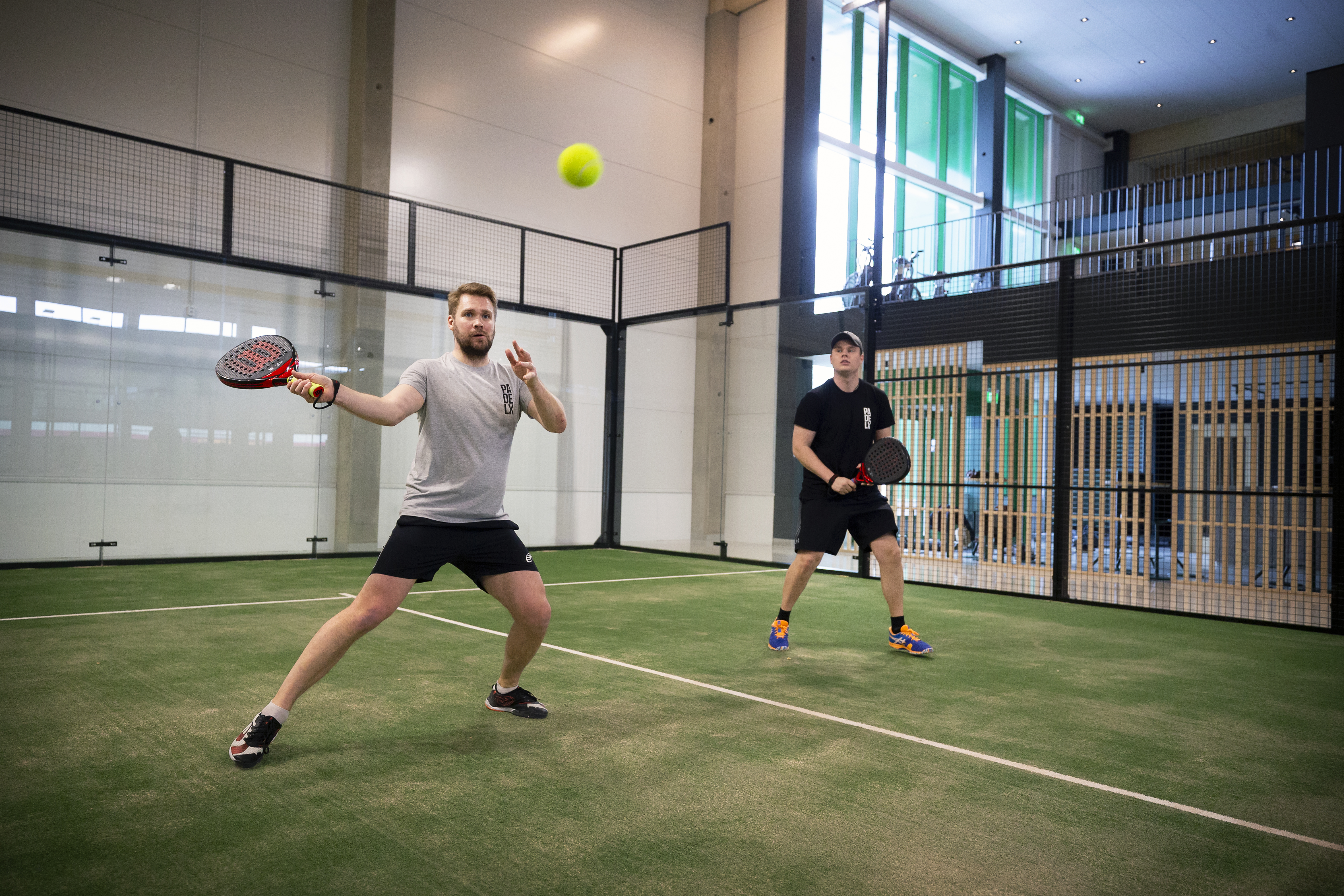 Neljä padel-kärpäsen pureman saanutta kertoo, mikä on lajin salaisuus – "Pelaan sata kertaa mieluummin kuin menen salille" 
