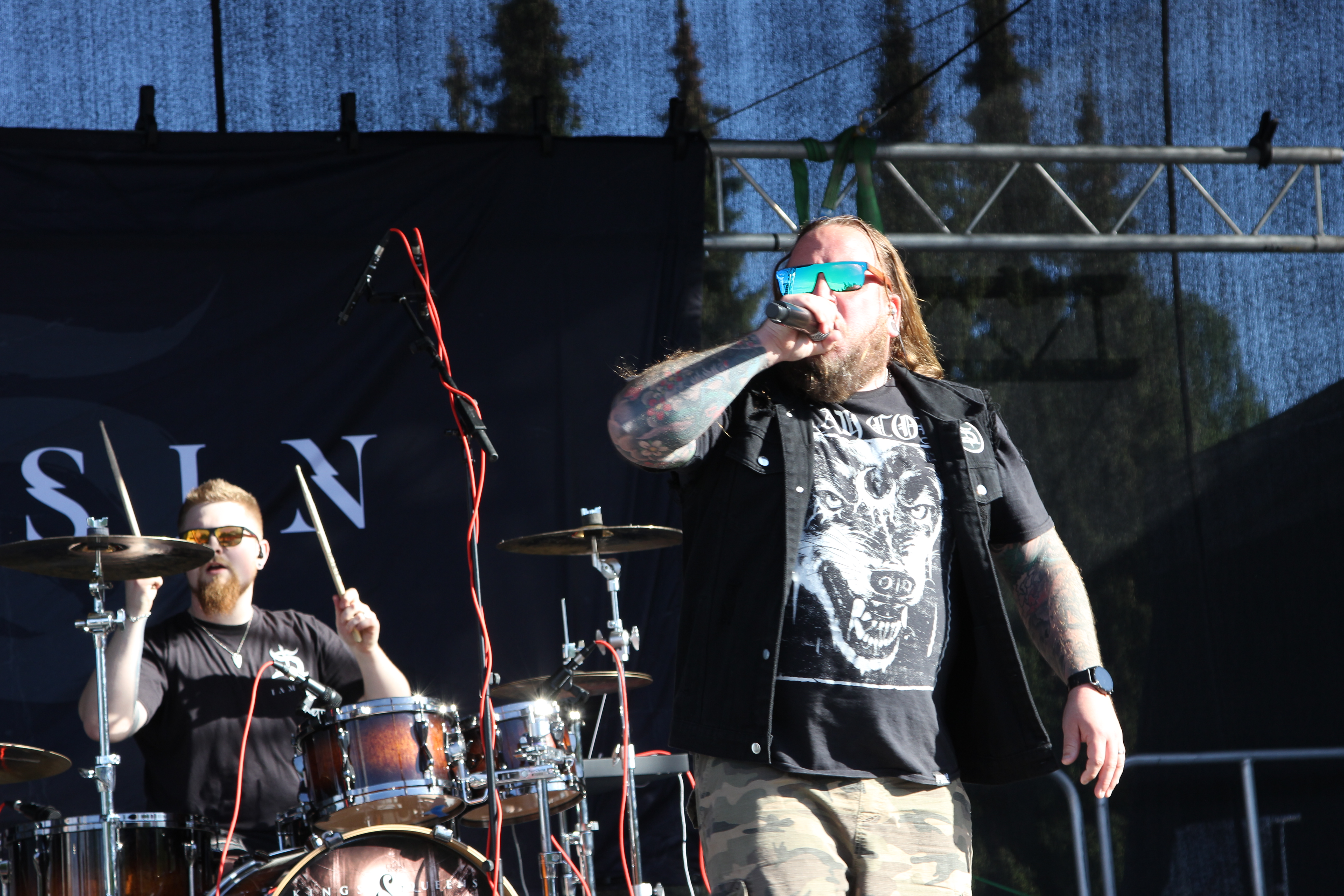 Lisää Löylyä -festivaalille tunnusomaista on, että se yhdistelee ennakkoluulottomasti pohjalaisia bändejä ja esiintyjiä maailmantähtien kanssa. Tässä esiintyy pietarsaarelainen modernia metalcorea soittava Iamsin.