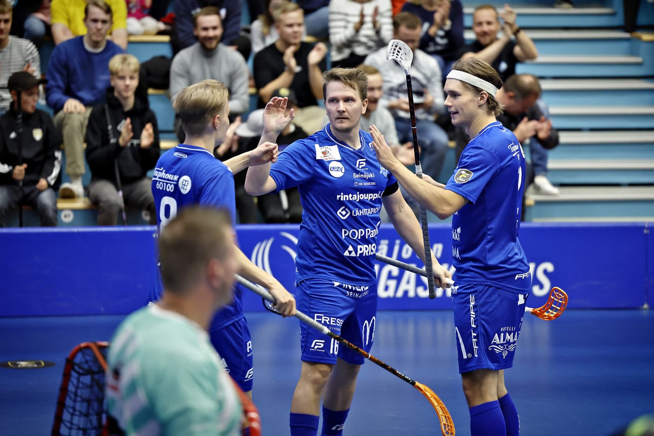 Jymyn Tommi Hakala teki joukkueen toisen maalin. Onnittelemassa Petteri Hämäläinen ja Niko-Arttu Perälä.
