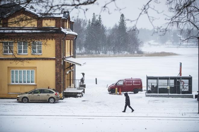 Suurehkoa huoltorakennusta suunnitellaan Vaasan Sisäsatamaan, Kuntsin modernin taiteen museon pohjoispuolelle. Alue on luokiteltu valtakunnallisesti arvokkaaksi kulttuuriympäristöksi. Paikalla on nyt harmaa jätekatos. KUVA: MAIJA SAANIO