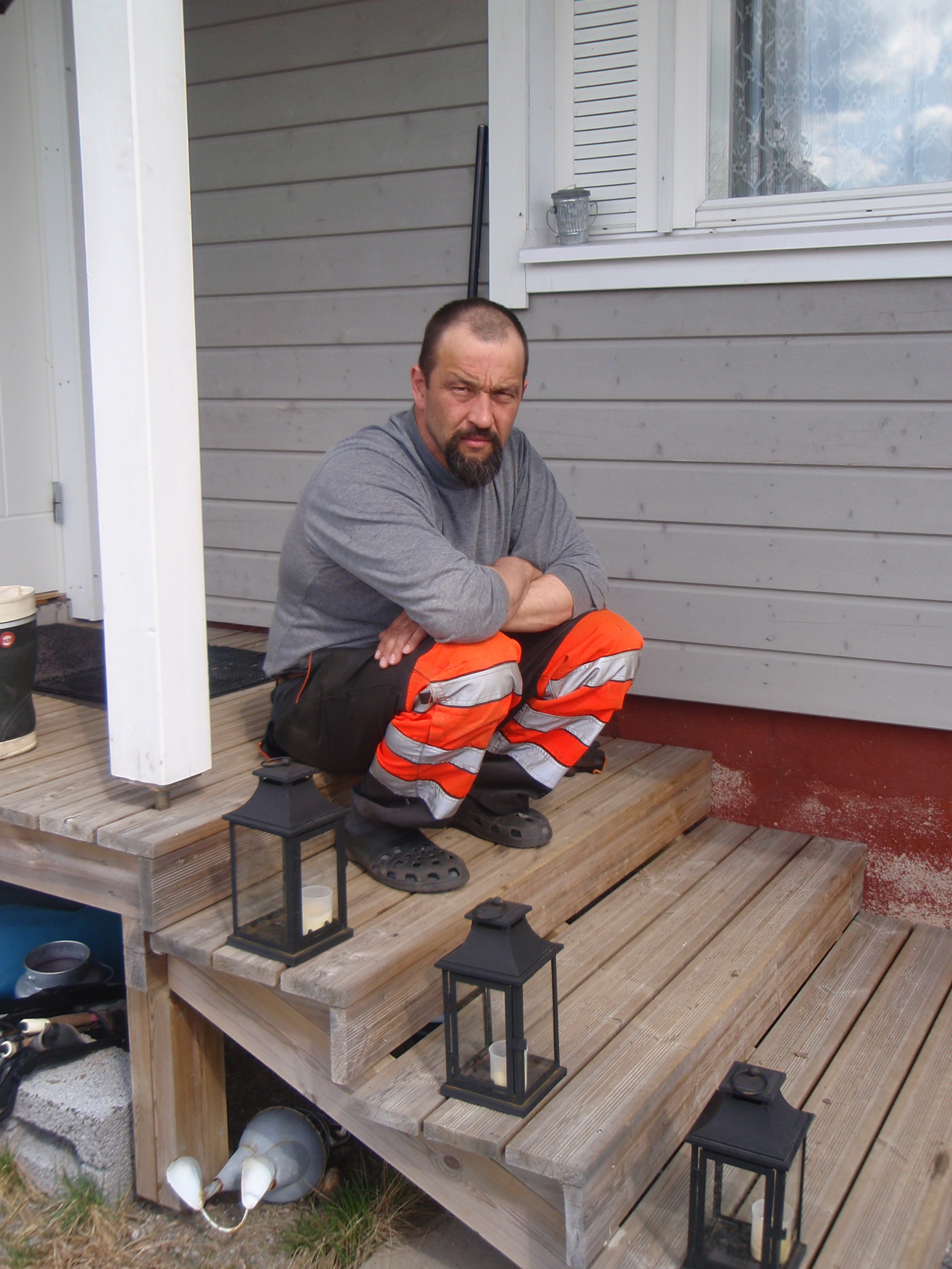 Biisonikarjan kasvattaja Jussi Kärnä kotitalonsa portailla kertomassa toimialastaan ja elämisen ehdoista Laakajärven kylässä.
