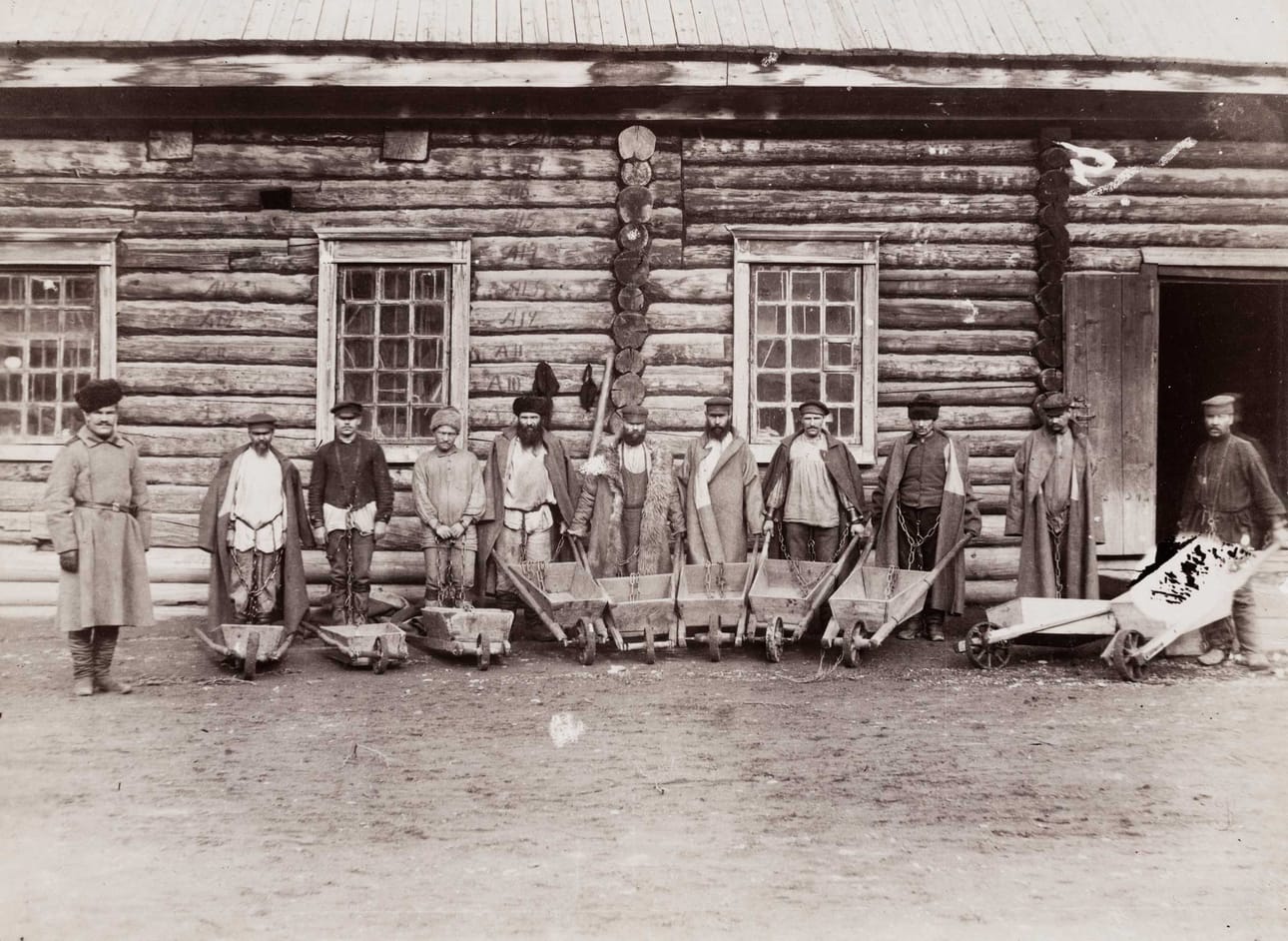 Puukkojunkkariaika vei runsaasti pohjalaisia Siperian pakkotyövankiloihin. Ani harva palasi. Kuva on vuodelta 1890 Sahalinista. Vankien henkilöllisyydestä ei ole tietoa.