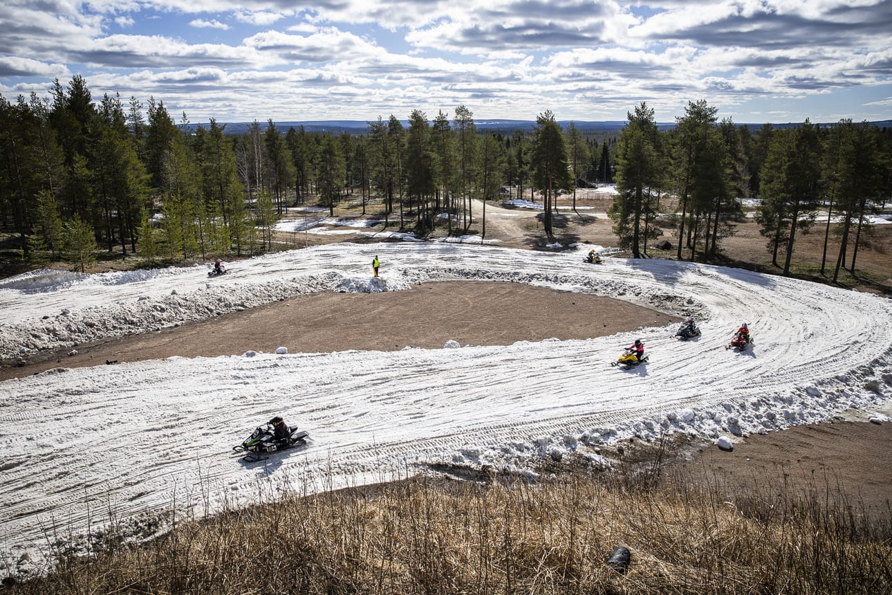 Lunta piti kärrätä 15 000 kuutiota ennen kuin Mäntyvaaraan saatiin kansainväliset vaatimukset täyttävät kelkkacrossirata. Kuvassa minijuniorit paahtavat kelkoillaan rataa ympäri.
