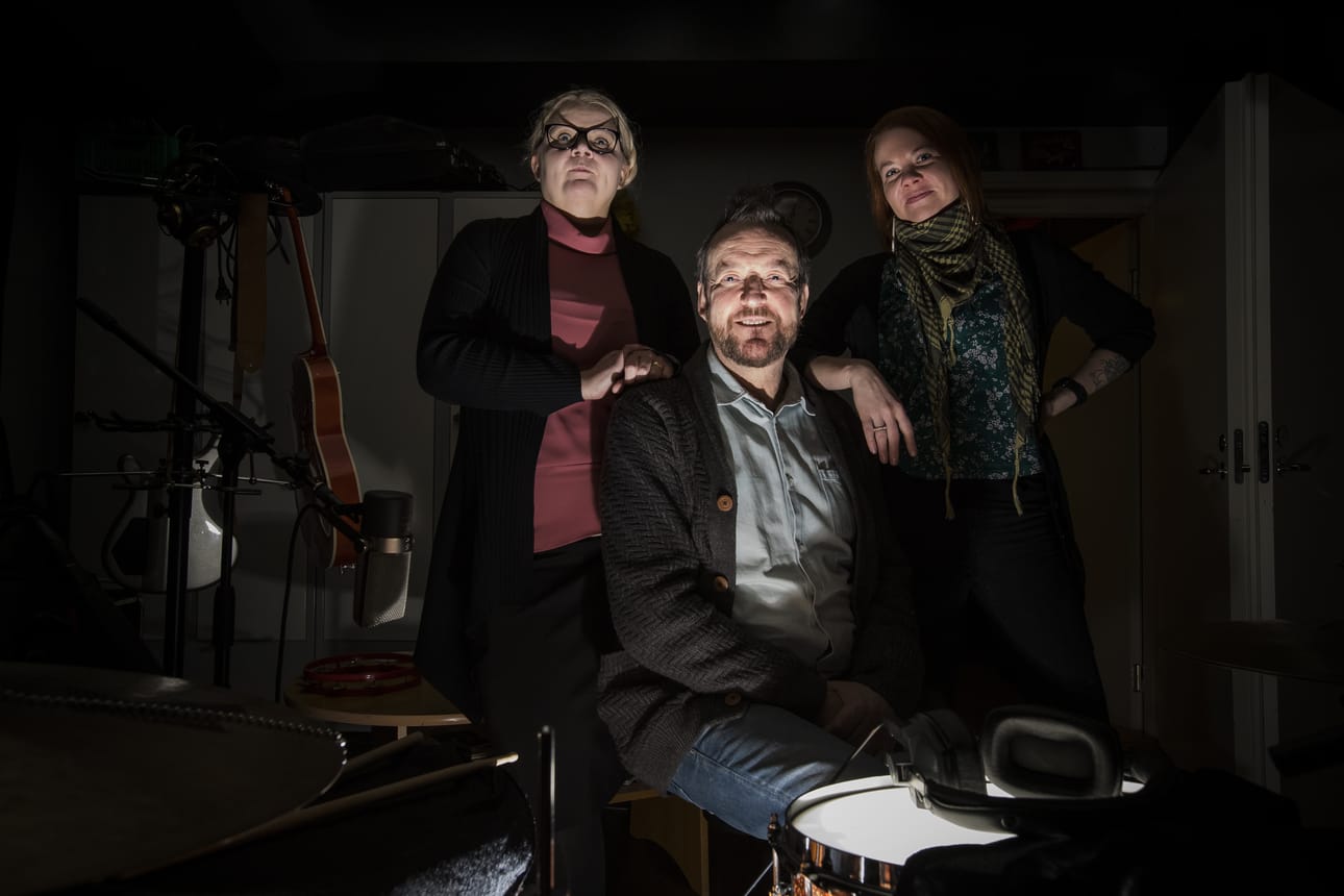 Raahen kaupungin kulttuuripalvelupäällikkö Piritta Rossi (vas.) ja nuoriso-ohjaaja Henna Leskinen (oik.) sekä Raahen Musiikin yrittäjä Kauko Ilkko (kesk.) toivovat Rock Academyn piristävän Raahen bändielämää.