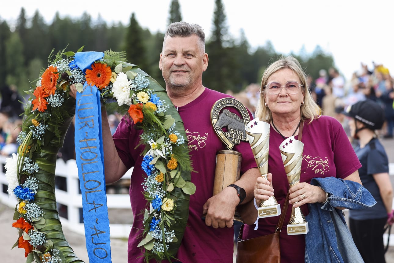 Arto Salmi juhli vaimonsa Eeva-Kaarinan kanssa omistamansa Alarik Huikean arvovoittoa Lahdessa.