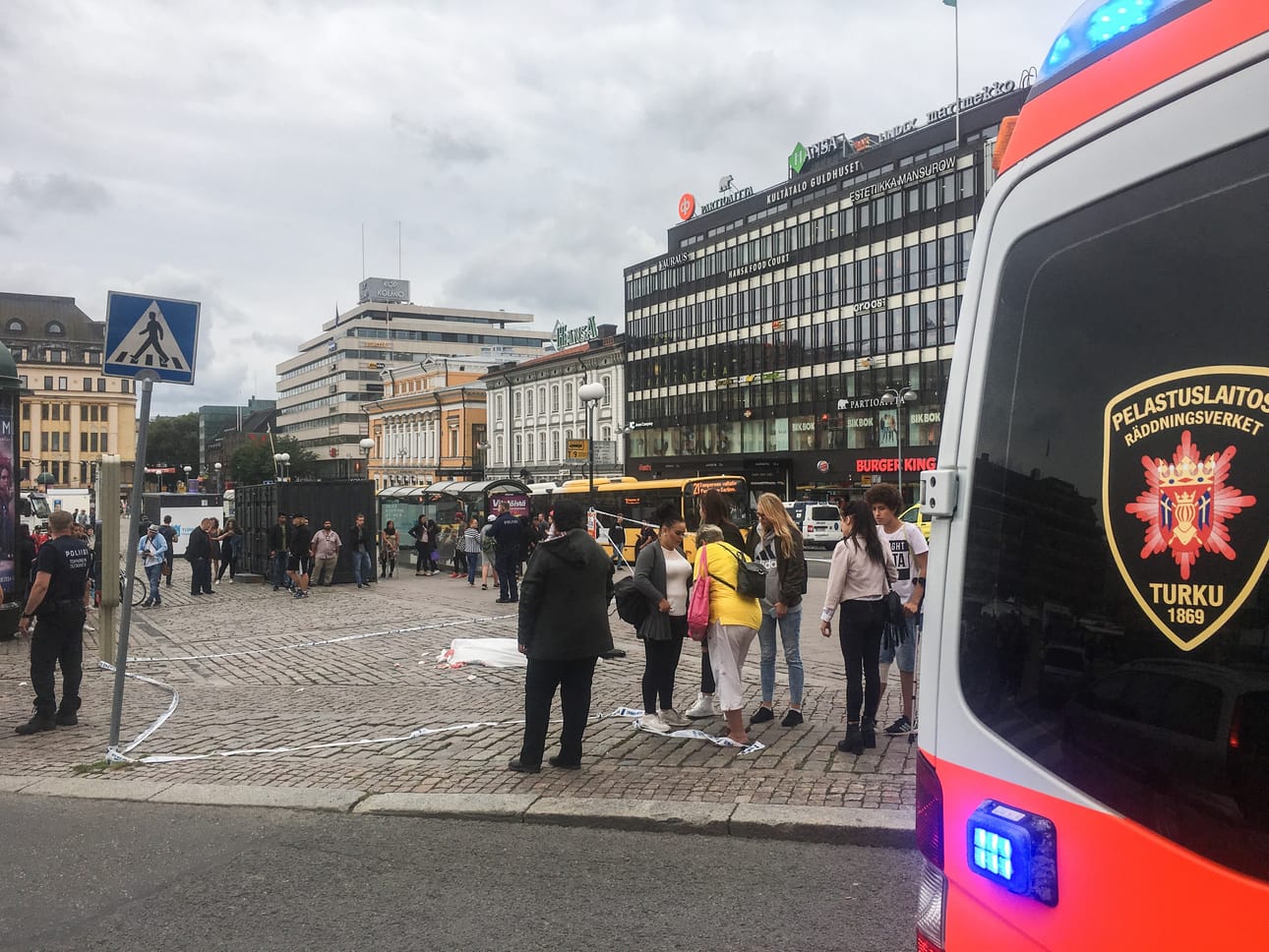 Turun keskustassa puukotettiin iltapäivällä useita ihmisiä.