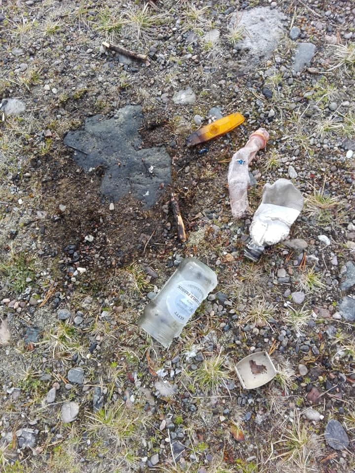 Tolpanniemessä on leikitty viime aikoina vaarallisia pommileikkejä. Lukijan kuva Hanhilahden ja Hanhelantien risteyksestä.
