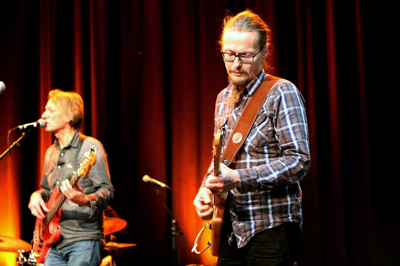 Basisti Mikko Löytty tunnetaan muun muassa Remu & Hurriganesin ja SF-Bluesin riveistä ja kitaristi Harri Raudaskoski Jarkko Helin & Crawfish Kingsistä ja Raudaskoski Twinsistä.