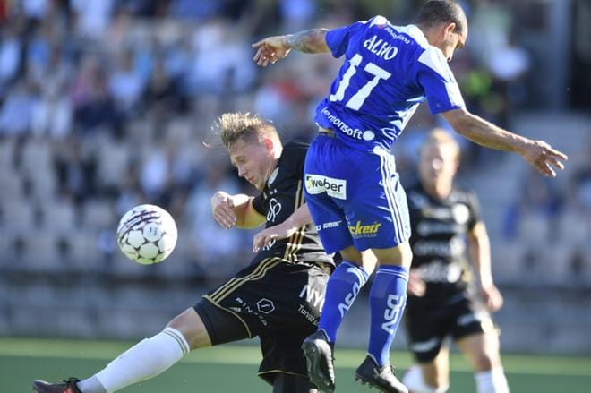 SJK:n Joonas Sundman ja HJK:n Nikolai Alho kamppailivat pallosta Jalkapalloliigan ottelussa Helsingissä. KUVA: LEHTIKUVA / HEIKKI SAUKKOMAA