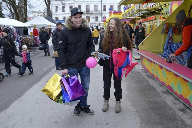 Petteri Heittola ja Anastasia Kinnunen innostuivat markkinoiden tivolipeleistä. KUVA: HANNELE YLI-VIITALA