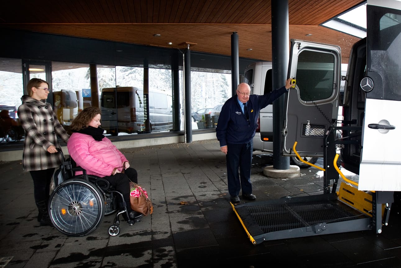 Liikuntavammainen Marjo Luomanen tarvitsee päivittäin henkilökohtaisen avustajansa, Elina Kankaanpään tukea. Luomanen pitää tärkeänä myös sitä, että voi soittaa kyytin tutulta taksinkuljettajalta Jaakko Hagelbergilta.