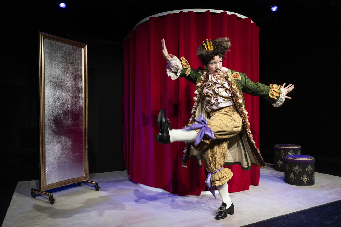 Keisari keikistelee uusissa vaatteissaan Wasa Teaterin syyskauden avauksessa. Pääroolia näyttelee vaasalainen Julia Johansson.