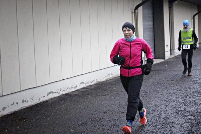 Ritva Vallivaara-Pasto juoksi viikonloppuna Loimaalla tuhannennen maratoninsa. Maratonkeräilijä ei pidä kisoissa kiirettä, mutta parhaimmillaan Vallivaara-Pasto on juossut maratonin reilusti alle neljän tunnin. Kun vauhti ei ole liian kova, palautuminen onnistuu paremmin.