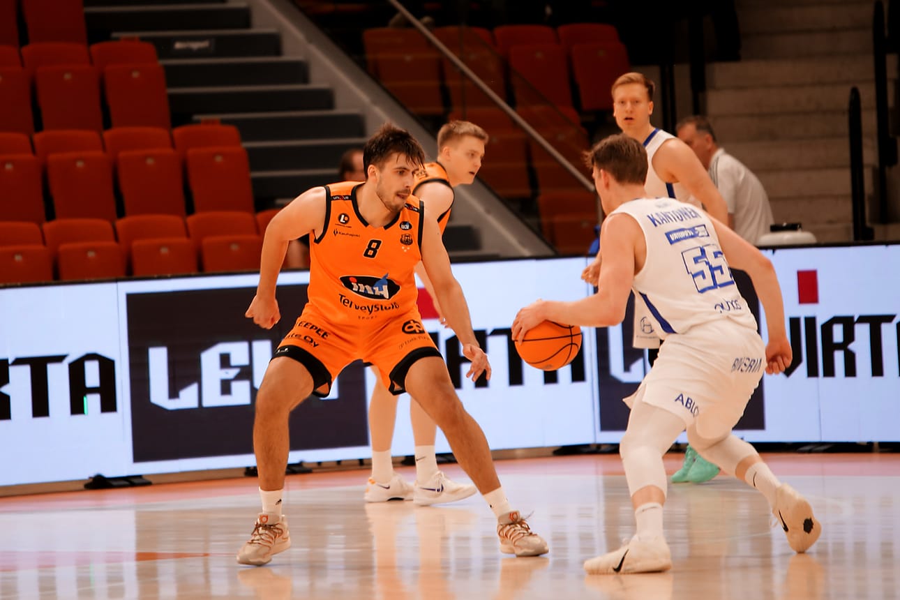 Karhu Basketin Antti Ahonen puolustamassa Kataja Basketin Henri Kantosta vastaan Korisliigan puolivälierissä. Kuva on maanantaina pelatusta kolmannesta puolivälierästä Kauhajoelta.