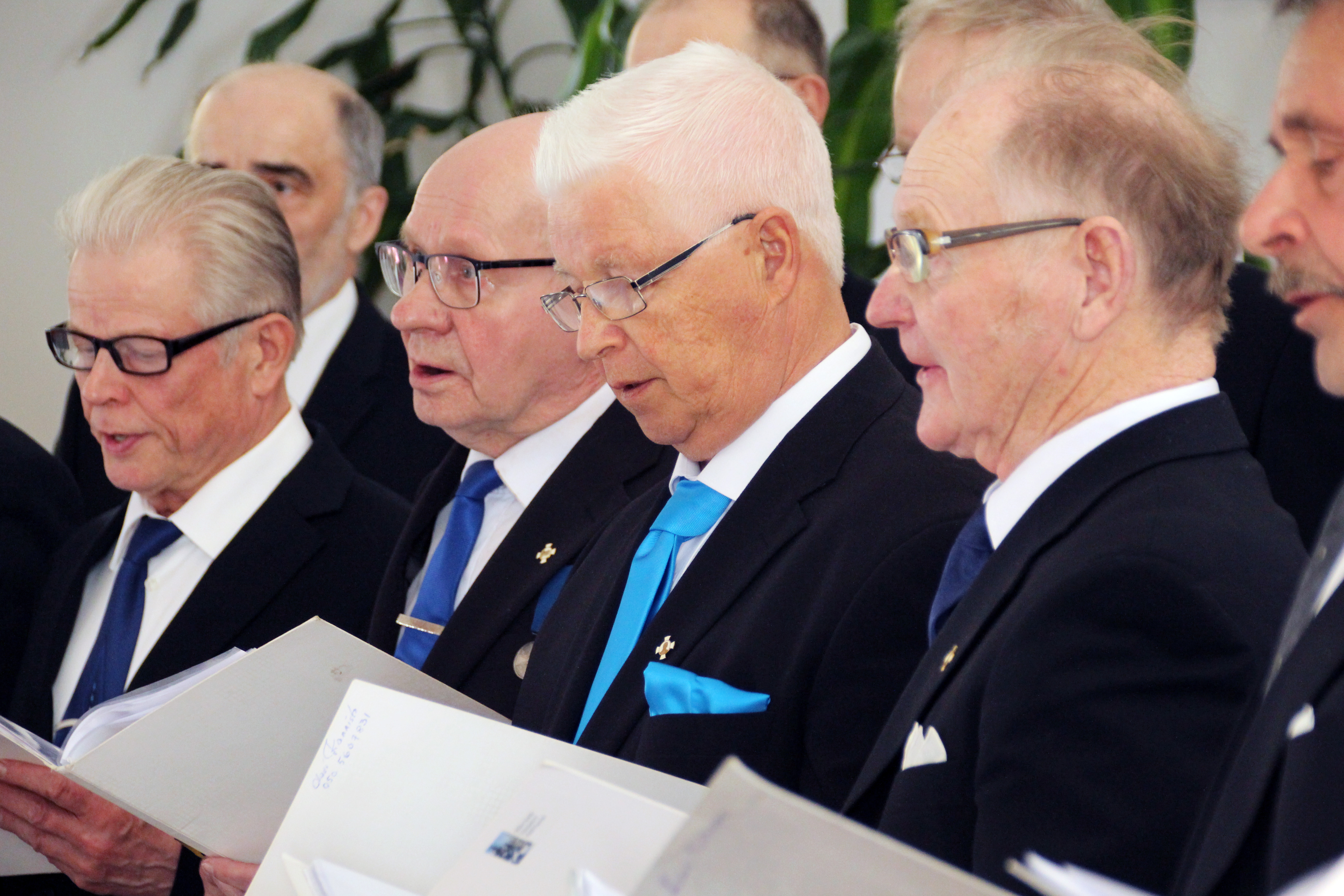 Mieskuoro Aikasetmiehet esiintyi Vuokko Kuisminin johdolla.