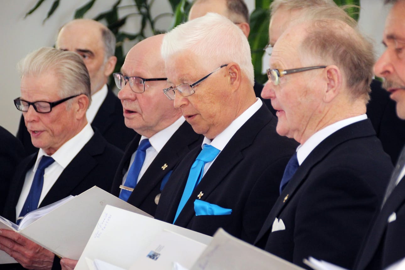 Mieskuoro Aikasetmiehet esiintyi Vuokko Kuisminin johdolla.