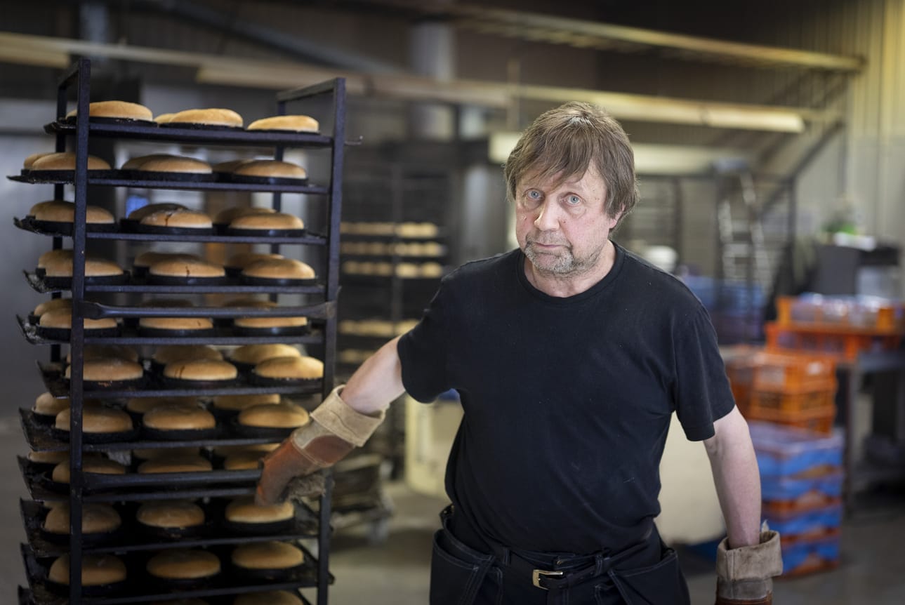 Kuivaksen leipomon yrittäjä Jussi Pääkkönen kertoo, että leipomoa on yritetty pitää pystyssä viimeiseen saakka. Energian hinnan huima nousu tekee jatkamisen mahdottomaksi.
