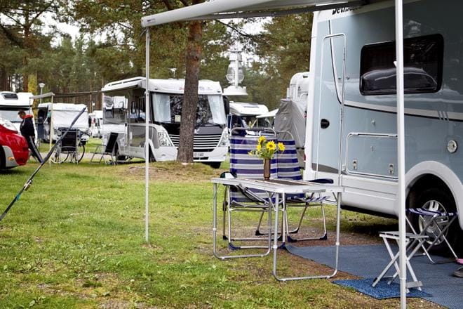 Kesä karavaanarialueella kiinnostaa monia. Vieresniemeä ryhtyy kehittämään SF-Caravan Vieresniemi ry. Kuva ei ole Vieresniemestä. ARKISTOKUVA