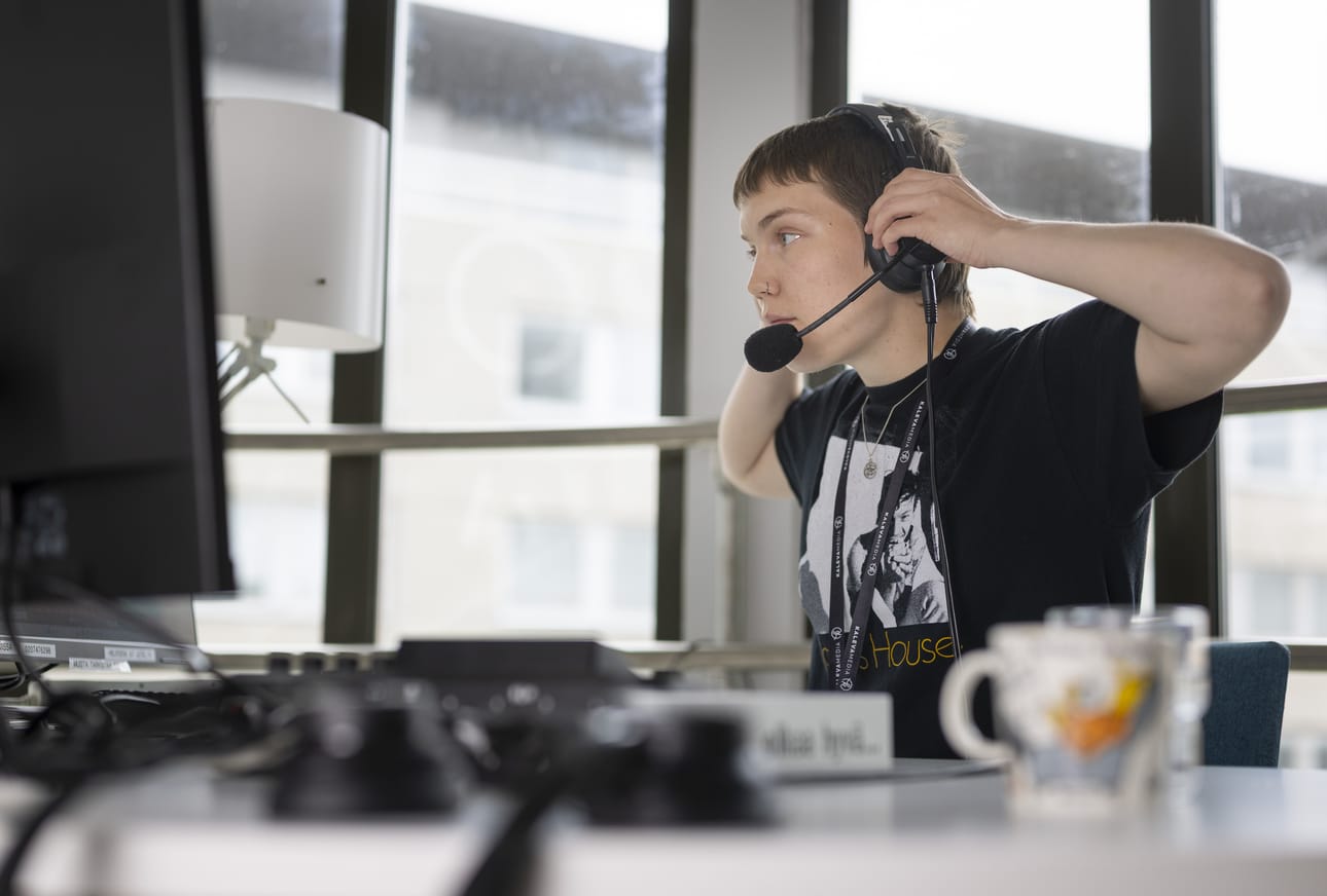 Radio Kalevan uutisia voi kuunnella myös Kalevan verkkosivuilta ja sovelluksesta. Uutiset lukee Radio Kalevan juontajat. Kuvassa Niki Viheriävaara.