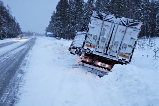 Viikonlopun runsas lumisade vaikeutti raskaan liikenteen kuljetuksia maanteillä. KUVA: OLLI PURSIAINEN