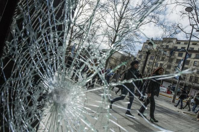 Rikotut liikkeiden ikkunat olivat tavallinen näky sunnuntaina Pariisissa keltaliiviprotestin jälkeen. KUVA: Julien De Rosa/EPA