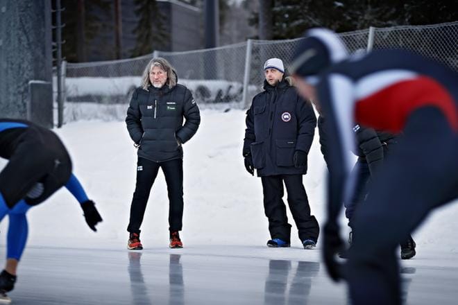 Pikaluistelun päävalmentaja Peter Mueller kuvailee tietään Suomessa vaikeaksi, mutta joukkueessa on paljon lahjakkaita, jotka tulevat menestymään, jos jaksavat noudattaa hänen kovaa ohjelmaansa toinen toistaan tukien. Harjoitusolosuhteet ovat Suomessa huonot, mutta Mueller kertoo, ettei aikoinaan esimerkiksi Yhdysvalloissa ollut kunnon olosuhteita, mutta menestystä tuli. Tärkeintä on nytkin, että on päättäväisiä ihmisiä. KUVAT: TOMI KOSONEN