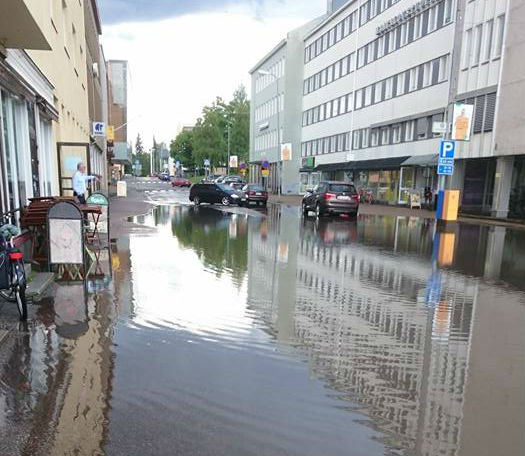 Kajaanin kauppakatu muuttui joeksi kovan vesisateen jälkeen.