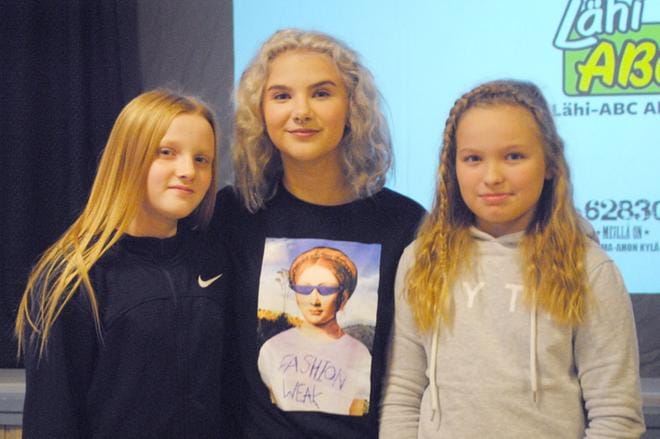 Voittoisan videon tekijöistä palkinnon kävivät hakemassa Anniina Etula ja Elina Hietala, jotka Pinkku Pinsku otti kainaloonsa.