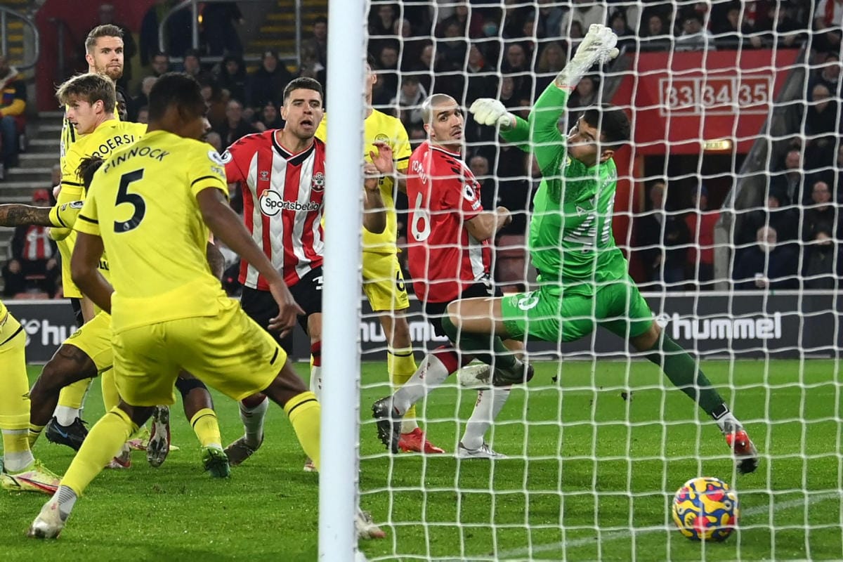 Southampton siirtyi johtoon jo viiden minuutin pelin jälkeen Jan Bednarekin puskulla. LEHTIKUVA / AFP