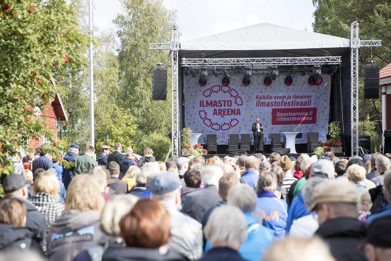 Tällaisissa tunnelmissa IlmastoAreenan ohjelmaa seurattiin vuonna 2019. Tänä vuonna yleisöä ohjeistetaan pitämään riittävää turvaväliä toisiin ihmisiin ja käyttämään lisäksi maskia.