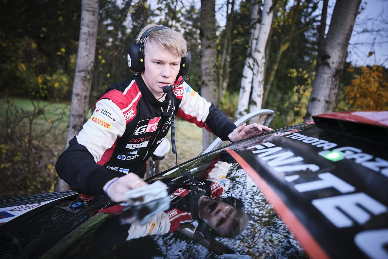 Kalle Rovanperä kuvassa Toyotan vieressä viime lokakuussa Tshekissä. LEHTIKUVA / HANNU RAINAMO
