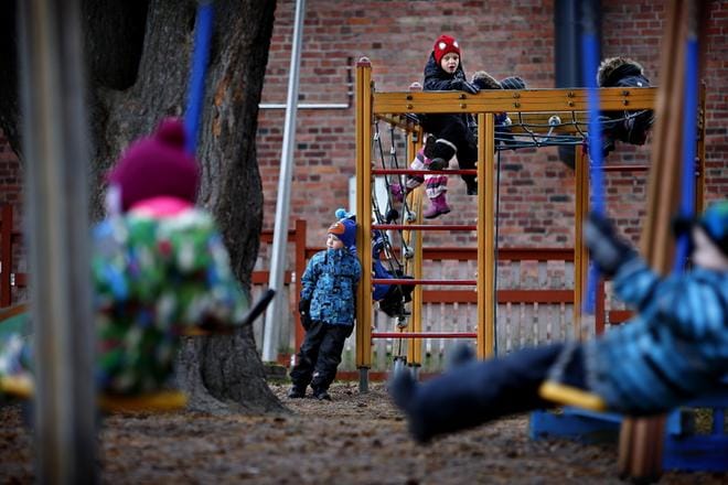 Severi Torppa ehti jo ylös kiipeilytelineelle, kun Viljami Koponen vielä miettii, mitä tehdä. Pojat viettävät aamupäivää Päivärannan päiväkodissa Lapualla. Lapualla reilut 40 prosenttia 1–6-vuotiaista on kunnallisessa päivähoidossa. KUVA: TOMI KOSONEN.