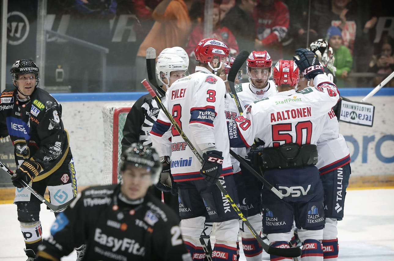 Pitkään Kärpissä pelannut Juhamatti Aaltonen (oik.) kiekkoilee tällä kaudella HIFK:n paidassa.
