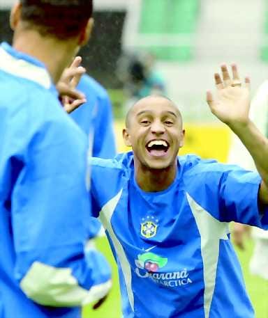 Entäs minä? Englanti ei aio laittaa Ronaldoa tai Rivaldoa erikoisvartiointiin. Puolustaja Roberto Carlos tuntuu tuumivan, että hänelläkin on lystiä Englanti-ottelussa.
