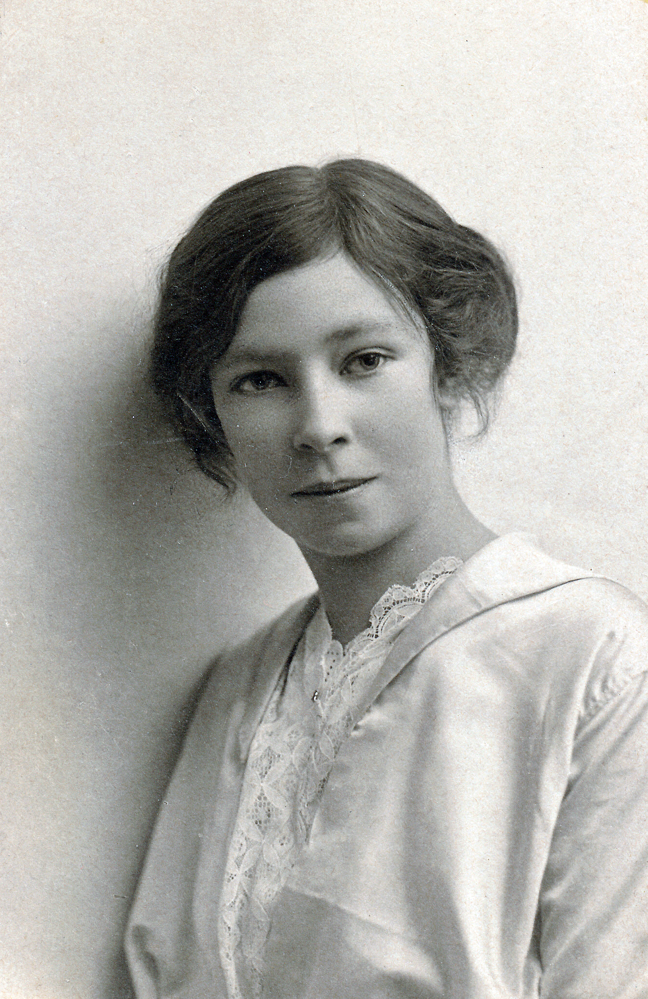 Nuori Kerttu Rydman kuvattuna vuonna 1916. 
