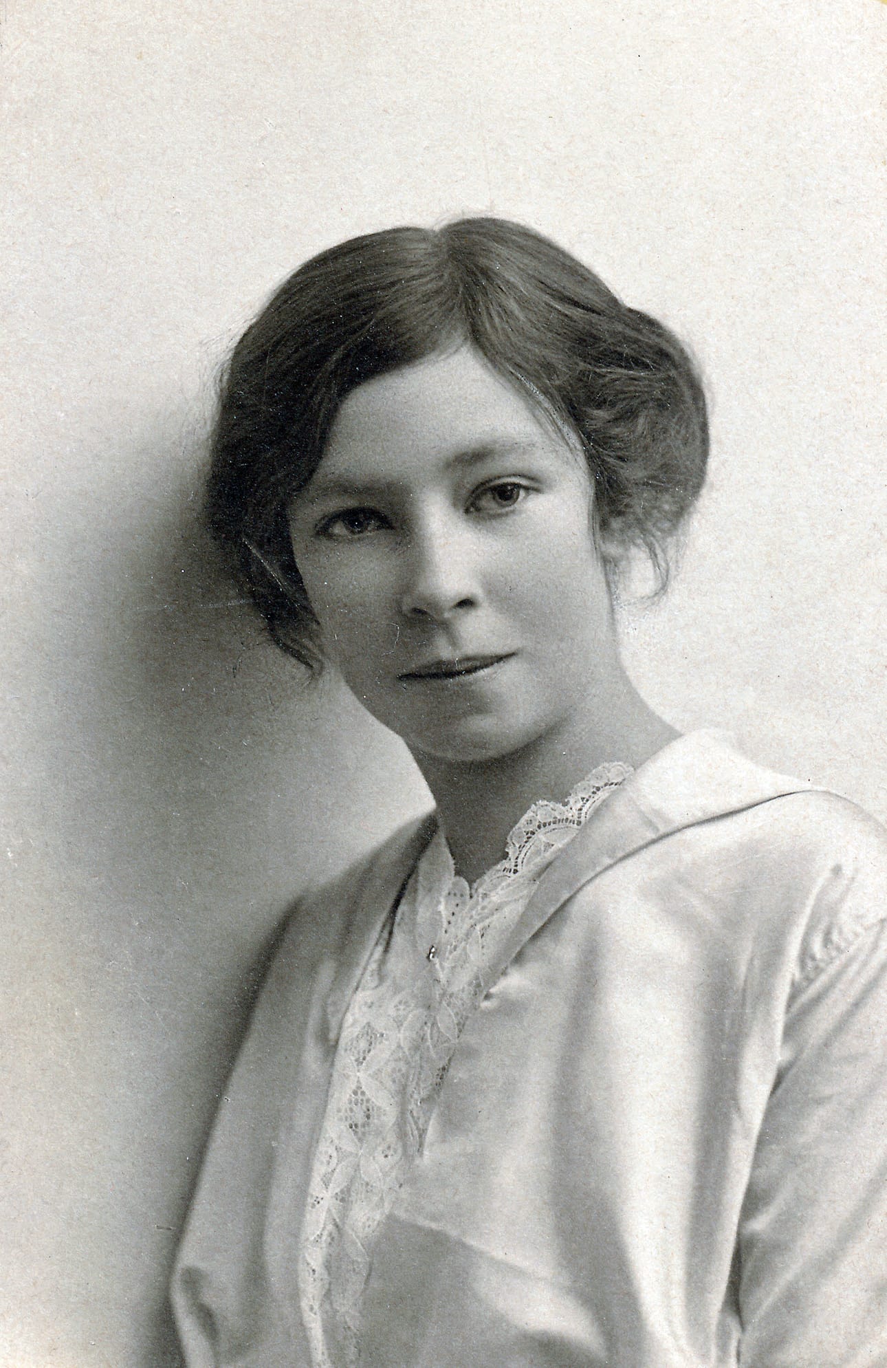 Nuori Kerttu Rydman kuvattuna vuonna 1916.