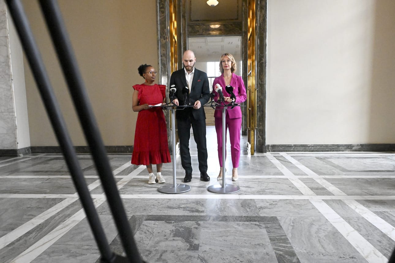 Kansanedustajat Bella Forsgren, Timo Furuholm ja Tytti Tuppurainen jättivät välikysymyksen elinkeinoministeri Wille Rydmanin asemasta. LEHTIKUVA / MIKKO STIG