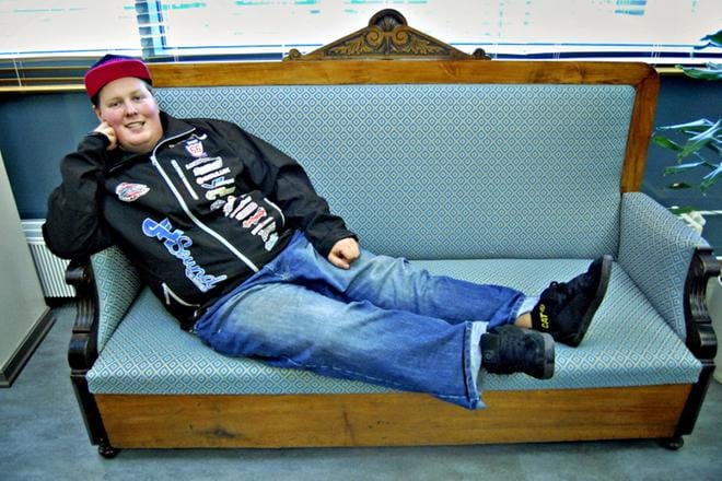 Napakympin viime viikonvaihteen herra B Ville Kaukonen harmittelee, ettei Nelosen studiosta löytynyt sopivan pehmeitä sohvia. Pohjalaisen toimituksessa sellainen oli. KUVA: JOHANNA JURKKA